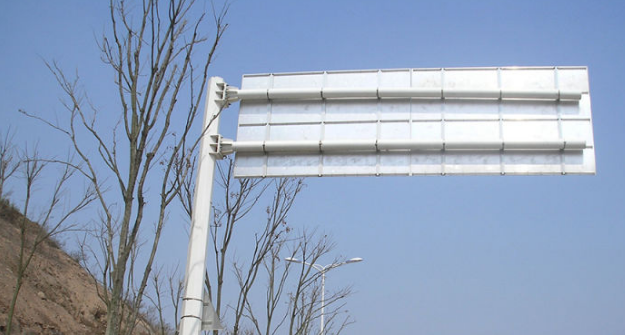 道路交通標(biāo)志牌安裝在道路上應(yīng)要做到哪些要求？