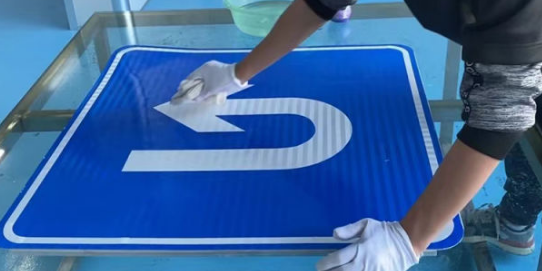 道路交通標(biāo)志牌安裝在道路上應(yīng)要做到哪些要求？